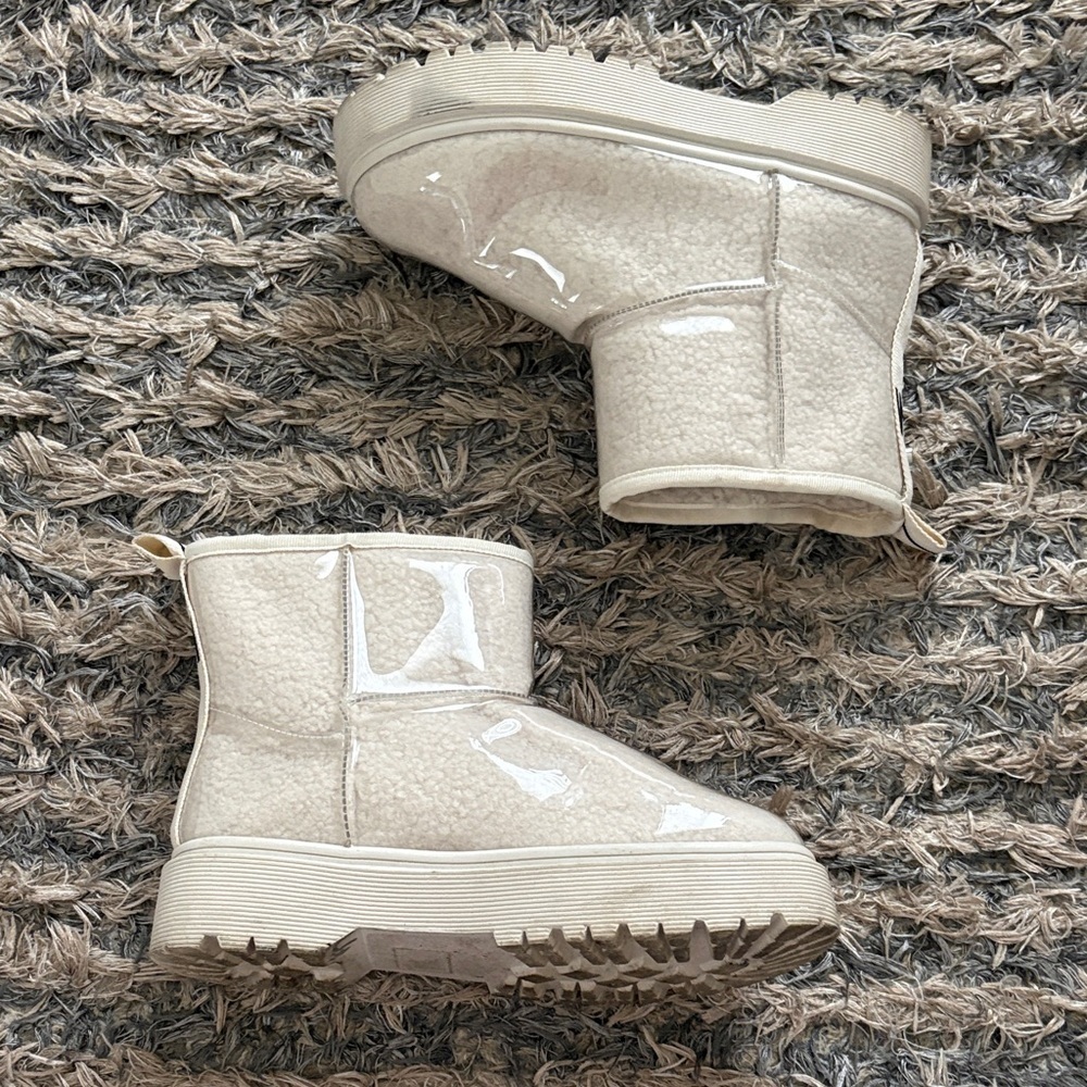 Steve Madden Darth Clear PVC Waterproof Sherpa Platform Boots Cream 6 - Picture 3 of 9